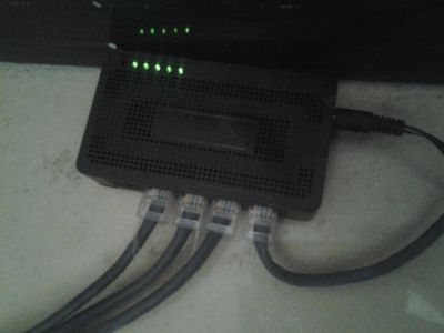 這個貌似連接很多網線的轉換器是什么？對人體有危害嗎？