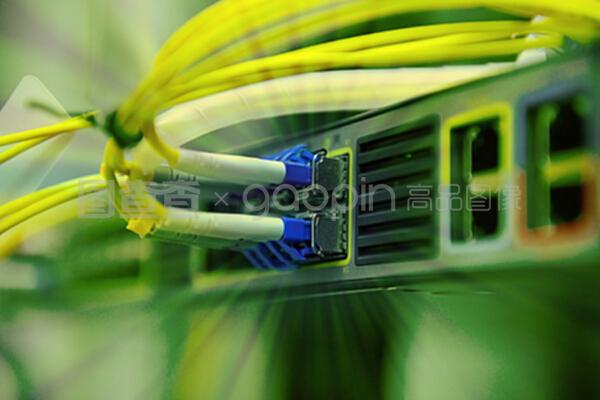 探秘局域網的雙生力量 光纖電纜與網絡集線器的作用與演進